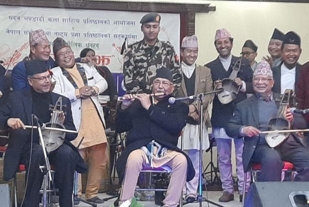 बासुरीमा प्रधानमन्त्री ओली, सारंगीमा खनाल र नेपाल!