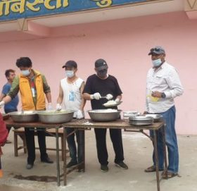 राहत वितरणमा वडा अध्यक्ष नारायण सुवेदीको सक्रिय भूमिका