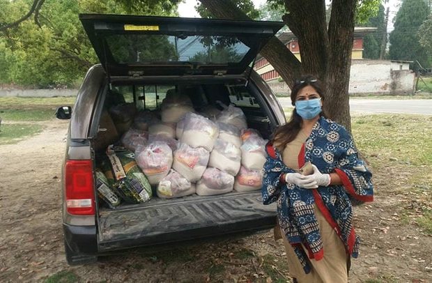 ससमाजसेवी ज्वत्साना साउदद्वारा त्रिविका विद्यार्थीलाई खाधान्न सहयोग