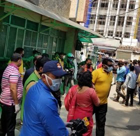 मारवाडी युवा मंचद्वारा टेकु अस्पताललाई सेनिटाईजिङ बुथ हस्तान्तरण