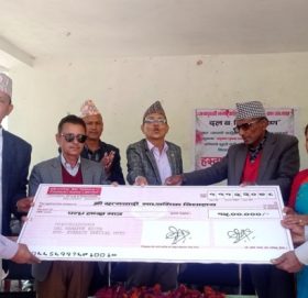 वडाध्यक्ष विष्टले गरे ५ वर्षको तलबभत्ता विद्यालयलाई हस्तान्तरण