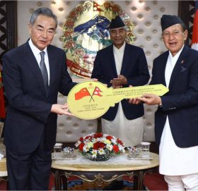 चिनियाँ विदेशमन्त्रीद्वारा पोखरा अन्तर्राष्ट्रिय विमानस्थलको चाबी हस्तान्तरण