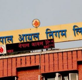 पेट्रोलियम पदार्थ आयातका लागि नेपाल आयल निगमलाई राष्ट्रिय वाणिज्य बैंकद्वारा २ अर्ब ऋण उपलब्ध गराईने