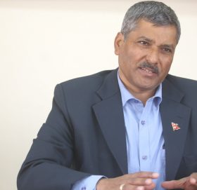 अर्थतन्त्र सुधार्न गभर्नर अधिकारीले दिए अर्थमन्त्रीलाई १५ सुझाव