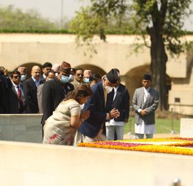 प्रधानमन्त्री  देउवाद्वार महात्मा गान्धीप्रति श्रद्धाञ्जलि अर्पण