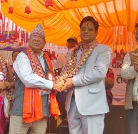 एमालेबाट निर्वाचित  बेदकोट नगरपालिकाका मेयर चन्द एकीकृत समाजवादीमा प्रवेश