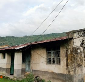 प्रहरीका पीडा : कोठाभित्रै ओभानो रहँन त्रिपालको सहारा