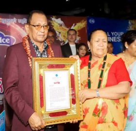 खेमराज गुरुङ ट्रष्ट सम्मान वरिष्ठ संगीतकर्मी दीप श्रेष्ठलाई प्रदान