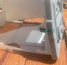 लात हानेर मतपेटिका फुटाइयो