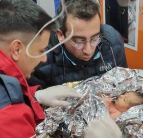 टर्कीमा भूकम्प गएको १० दिनपछि एक नवजात शिशु र उनकी आमाको जीवितै उद्धार