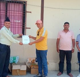 लम्पी स्किनको उपचारका लागि शिखर नगरपालिकालाई औषधी सहयोग