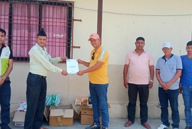 लम्पी स्किनको उपचारका लागि शिखर नगरपालिकालाई औषधी सहयोग