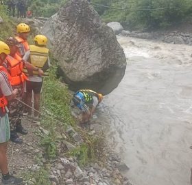 बाजुराको बाहुली खोलामा बाढी, ट्रयाक्टरचालक बेपत्ता