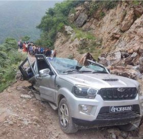 गुडिरहेको जिपमाथि पहिरो खस्दा ३ जनाको मृत्यु