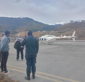 हिउँमा फसेका पर्यटकलाई हेलिकोप्टरबाट उद्धार गरिँदै