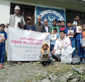 सन नेपाल लाइफको वार्षिकोत्सवमा विद्यार्थीलाई शैक्षिक सामाग्री वितरण