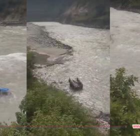 झनाना नजिकै सेती नदीमा खस्यो ट्याक्टर, दुई जना बेपत्ता